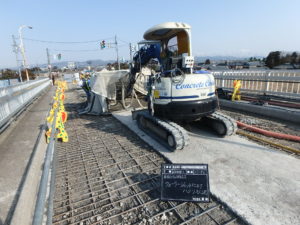 ⑤床版ｺﾝｸﾘｰﾄ劣化部はつり除去作業