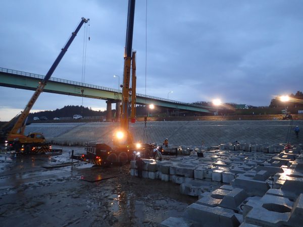 大河津分水路渡部地区低水路掘削及び護岸その２工事 写真