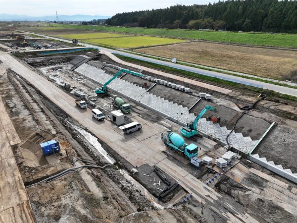 大河津分水路渡部地区低水路掘削及び護岸その７工事 写真