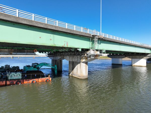 Ｒ７・８新潟大橋既設構造物撤去工事 写真