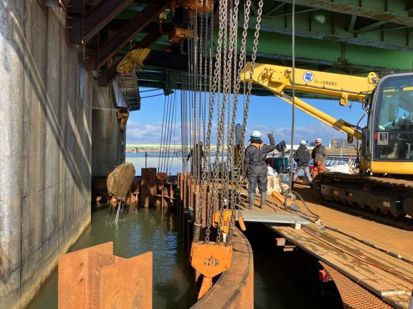 Ｒ７・８新潟大橋既設構造物撤去工事 写真