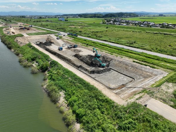 大河津分水路低水路掘削その12工事 写真