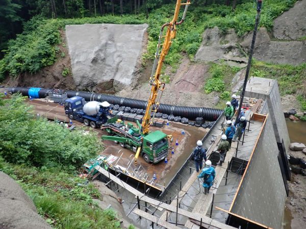 向沢・馬取川下流砂防堰提工事 写真
